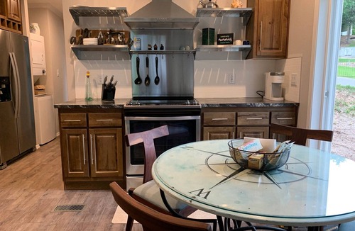 Omaha House | Romantic Bungalow! Hot Tub,Fire pit, Outdoor Space, Silver Dollar City & Branson