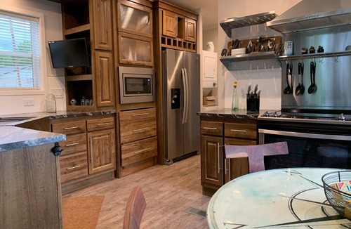 Omaha House | Romantic Bungalow! Hot Tub,Fire pit, Outdoor Space, Silver Dollar City & Branson
