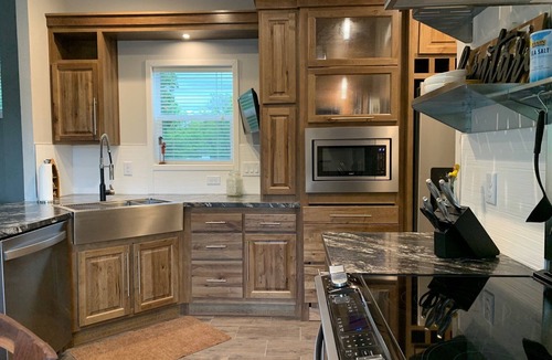 Omaha House | Romantic Bungalow! Hot Tub,Fire pit, Outdoor Space, Silver Dollar City & Branson