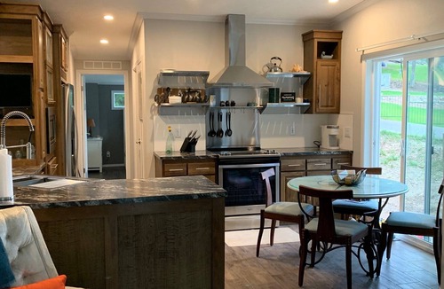 Omaha House | Romantic Bungalow! Hot Tub,Fire pit, Outdoor Space, Silver Dollar City & Branson
