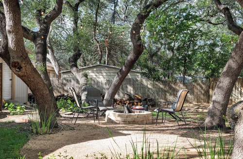 Whispering Oaks House | Romantic~Butterfly Cttg~Central Loc, Firepit ~Oaks
