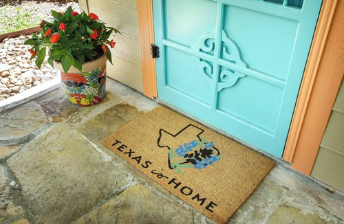 Whispering Oaks House | Romantic~Butterfly Cttg~Central Loc, Firepit ~Oaks