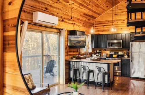 Elgin Cabin | Romantic Cabarn w/HotTub Lounge - Located on BSF!