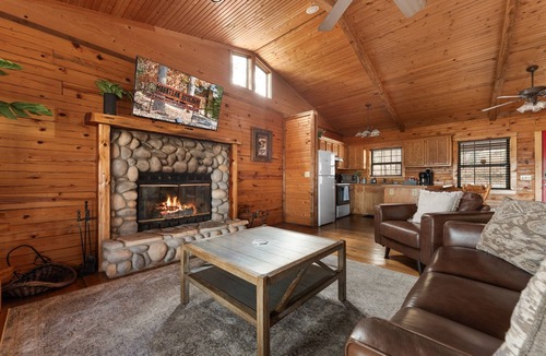 Branson Cabin | Romantic Cabin Escape for Couples with Hot Tub