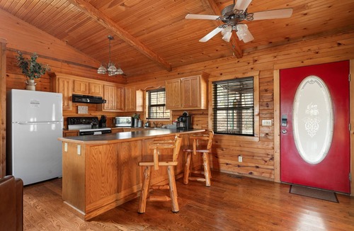 Branson Cabin | Romantic Cabin Escape for Couples with Hot Tub