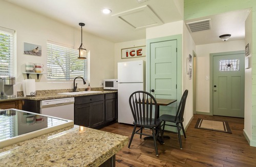 Seguin Cabin | Romantic Cabin for Two! 12 miles to Schlitterbahn/New Braunfels, Gruene Texas.