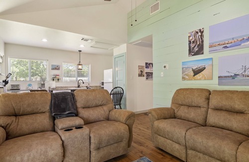 Seguin Cabin | Romantic Cabin for Two! 12 miles to Schlitterbahn/New Braunfels, Gruene Texas.