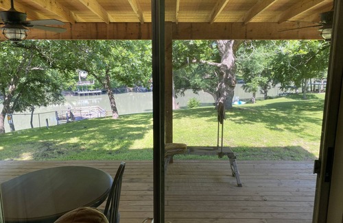 Seguin Cabin | Romantic Cabin for Two! 12 miles to Schlitterbahn/New Braunfels, Gruene Texas.