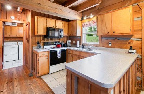 Vesta House | Romantic Cabin Getaway - King Bed - Fast Wi-Fi - Pet-Friendly