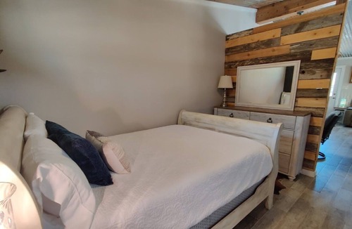 Johnson City Cabin | Romantic Cabin + Hot Tub