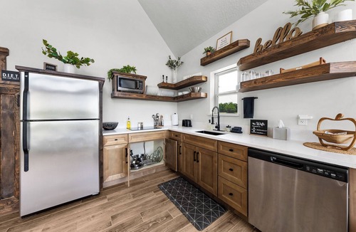 Point House | Romantic Cabin with King bed, views + beach! #4