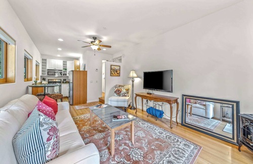 Northeast Carmel House | Romantic Carmel Garden Retreat for 2 Near Beach