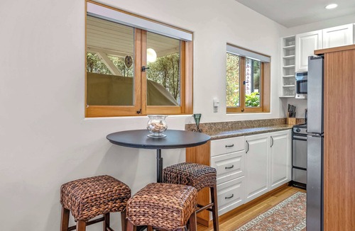 Northeast Carmel House | Romantic Carmel Garden Retreat for 2 Near Beach