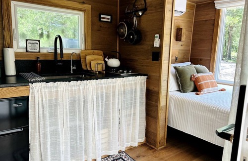 Log Cabin Cabin | Romantic Container with Jacuzzi Great for a Couples Retreat in Texas