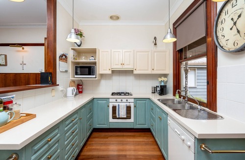 Eagle Heights Cottage | Romantic Cottage 250m to Gallery Walk