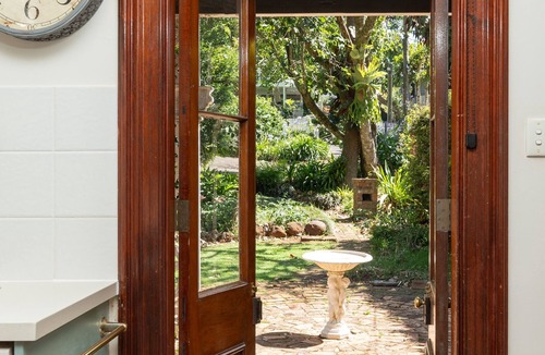 Eagle Heights Cottage | Romantic Cottage 250m to Gallery Walk