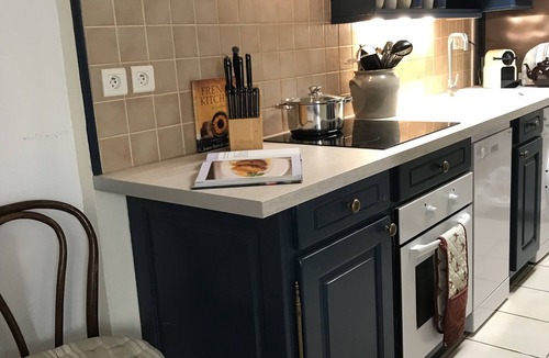Peyriac-de-Mer Cottage | Romantic Cottage, secret Roof garden & Patio. Aircon. In Village centre Nr Sea.