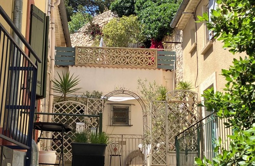 Peyriac-de-Mer Cottage | Romantic Cottage, secret Roof garden & Patio. Aircon. In Village centre Nr Sea.