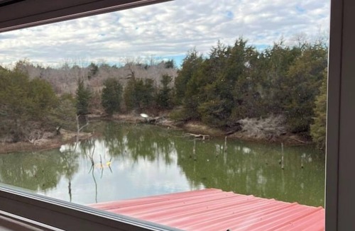 Guthrie Cottage | Romantic Cottage on Private Lake