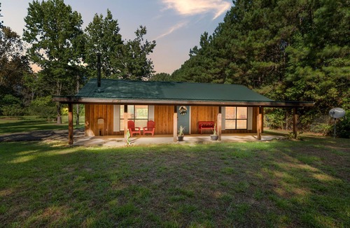 Belmont Cottage | Romantic Cottage + Pond, Firepit & Comfy King Beds with Gated 3 Acres