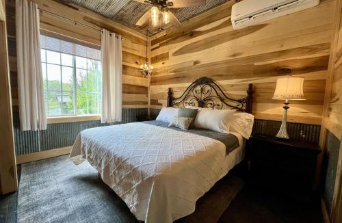 Ozark House | Romantic Cottage w Hot Tub & Views