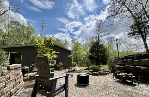 Ozark House | Romantic Cottage w Hot Tub & Views