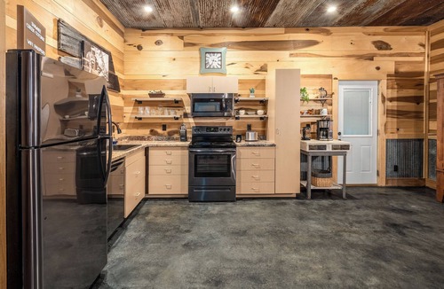 Ozark Cabin | Romantic Cottage w/Hot Tub & Views