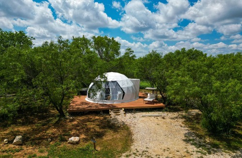 Jourdanton Cottage | 🏕Romantic Country Stay 😍 ♥️ Lake, Telescope 🔭 Peddle Boat, Kayaks