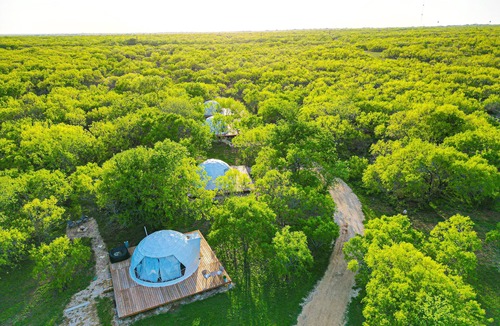Jourdanton Cottage | 🏕Romantic Country Stay 😍 ♥️ Lake, Telescope 🔭 Peddle Boat, Kayaks