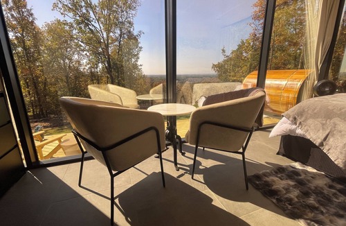 Conway House | Romantic Couples Mirror Cabin | Hot Tub + Sauna