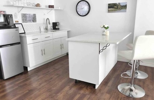 Port Franks Apartment | Romantic Couples Getaway Sauna, Hot Tub, Private Beach access, Hiking trails