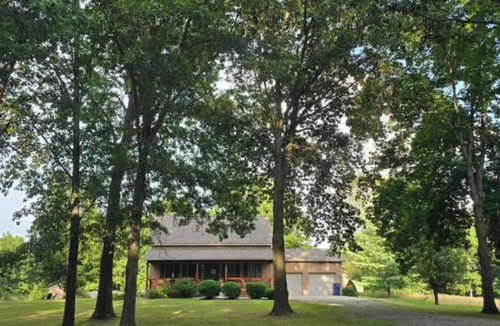 Bluford House | Romantic couples getaway in awesome Bluford with WiFi, Fireplace, and Game Room