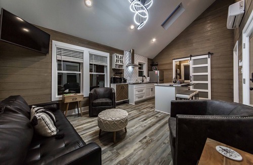 Lonoke House | Romantic couples getaway in the treetops.