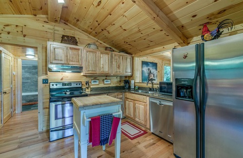 Mineral Bluff Cabin | Romantic Couples' Hide-Away-WiFi, Hot Tub, Dock on Toccoa River, VRBO Discounts!