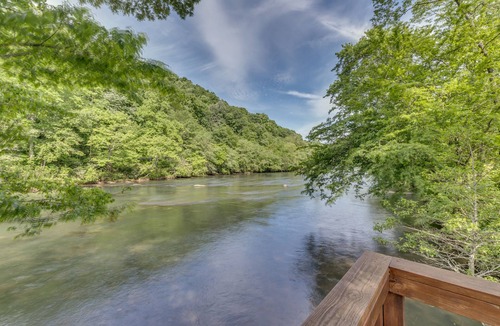 Mineral Bluff Cabin | Romantic Couples' Hide-Away-WiFi, Hot Tub, Dock on Toccoa River, VRBO Discounts!