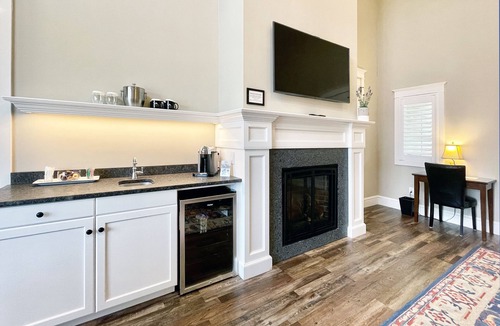 Reeders Ski Chalet | Romantic Couples Suite in the Poconos with Jetted Tub