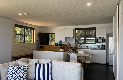 Marks Point Cottage | Romantic Couples Waterfront Escape