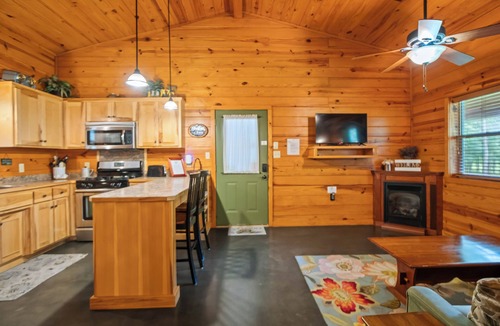 Bismarck Cabin | Romantic Creek Cabin with Hot Tub