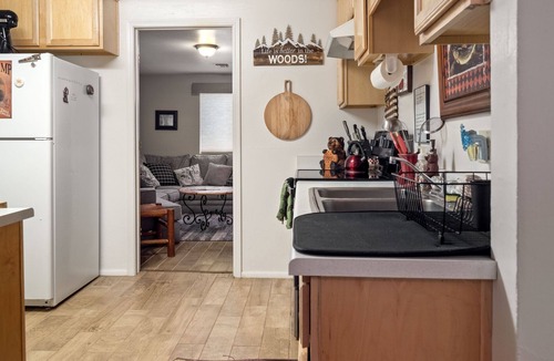 Pinetop-Lakeside Cabin | Romantic Creekside Cabin Cozy Fire Movie Room Quiet Pines