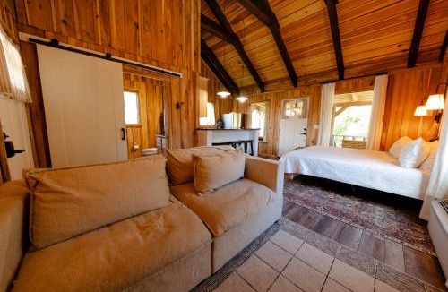 Smithville House | Romantic Creekside Cabin, Fire Pit & Stargazing Cabin 4