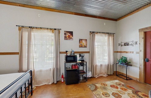 Fredericksburg Cabin | Romantic, dog-friendly cabin with on-site courtyard, close to wineries