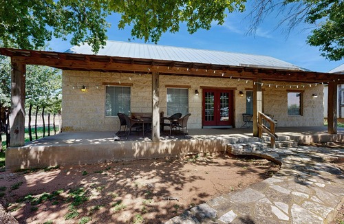 Fredericksburg Cabin | Romantic, dog-friendly cabin with on-site courtyard, close to wineries