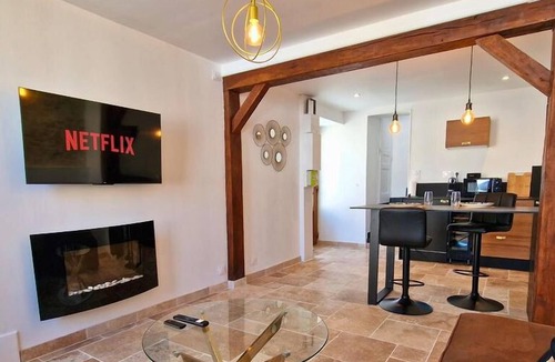 Hermanville-sur-Mer Apartment | Romantic Escape with Bathtub and Sauna
