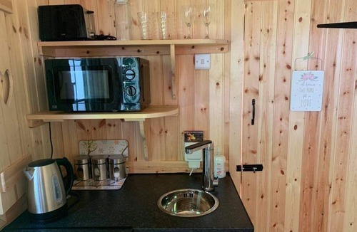 Irstead Apartment | Romantic Ensuite Shepherd's with Countryside views