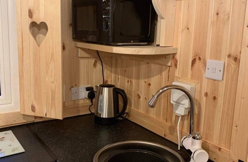 Irstead Apartment | Romantic Ensuite Shepherd's with Countryside views