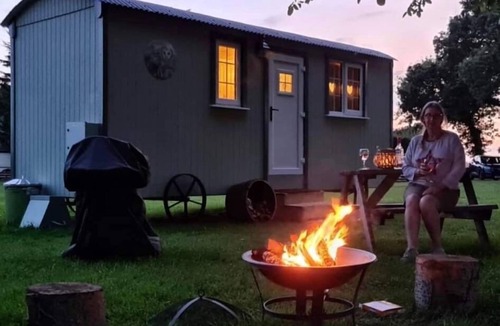 Irstead Apartment | Romantic Ensuite Shepherd's with Countryside views