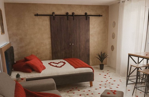 Pruniers-en-Sologne Apartment | Romantic Escape & Jacuzzi! Near Zoo Beauval