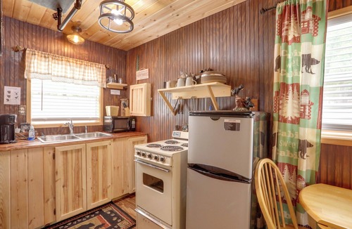 Greers Ferry Apartment | Romantic Escape in Greers Ferry < 1 Mi to Lake