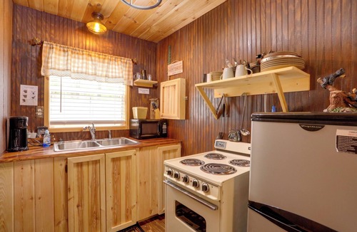 Greers Ferry Apartment | Romantic Escape in Greers Ferry < 1 Mi to Lake