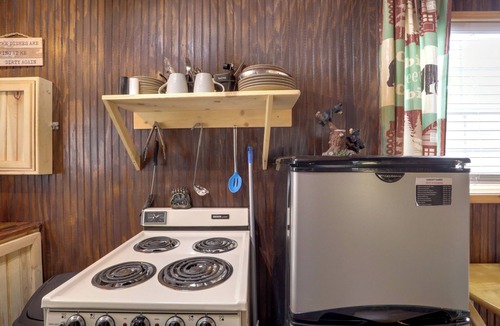 Greers Ferry Apartment | Romantic Escape in Greers Ferry < 1 Mi to Lake